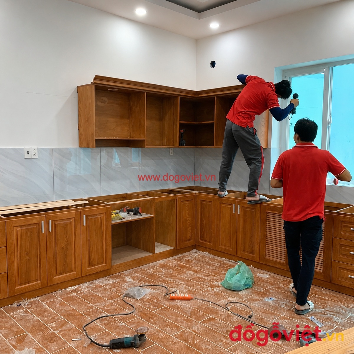 Thi c&ocirc;ng trọn g&oacute;i tủ bếp gỗ tự nhi&ecirc;n v&agrave; gỗ c&ocirc;ng nghiệp
