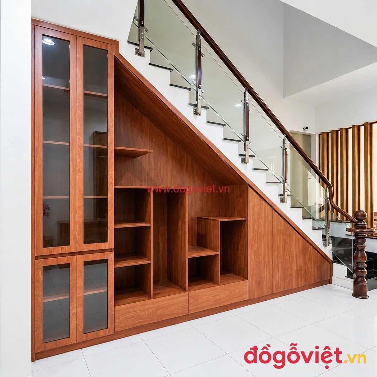 Tủ gầm cầu thang gỗ tự nhi&ecirc;n với nhiều ngăn đựng s&aacute;ch k&iacute;ch thước kh&aacute;c nhau