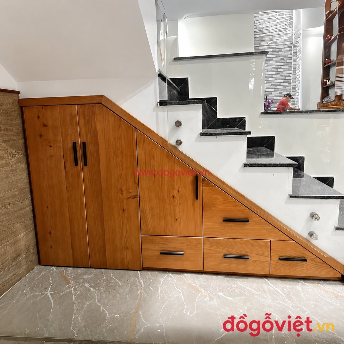 Tủ gầm cầu thang gỗ tự nhi&ecirc;n với hệ c&aacute;nh mở v&agrave; ngăn k&eacute;o tam gi&aacute;c