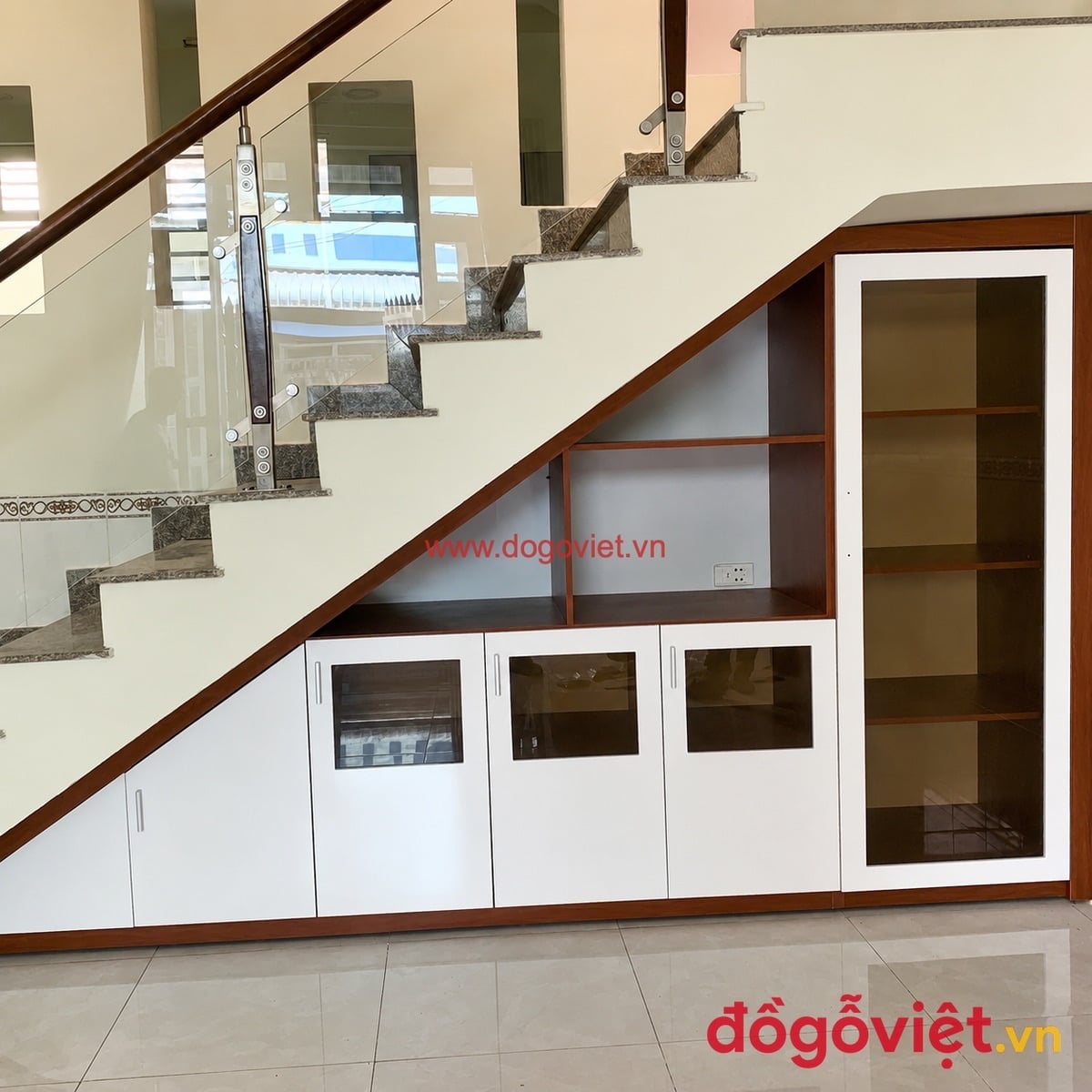 Tủ gầm cầu thang gỗ c&ocirc;ng nghiệp phối c&aacute;nh k&iacute;nh v&agrave; c&aacute;nh phẳng