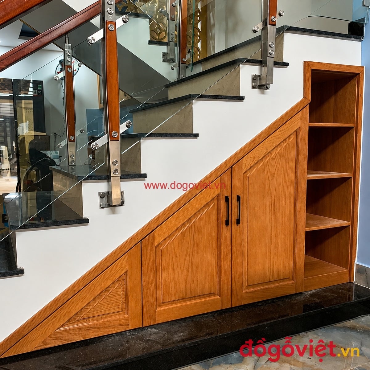 Tủ gầm cầu thang gỗ sồi tự nhi&ecirc;n c&aacute;nh pano chắc chắn