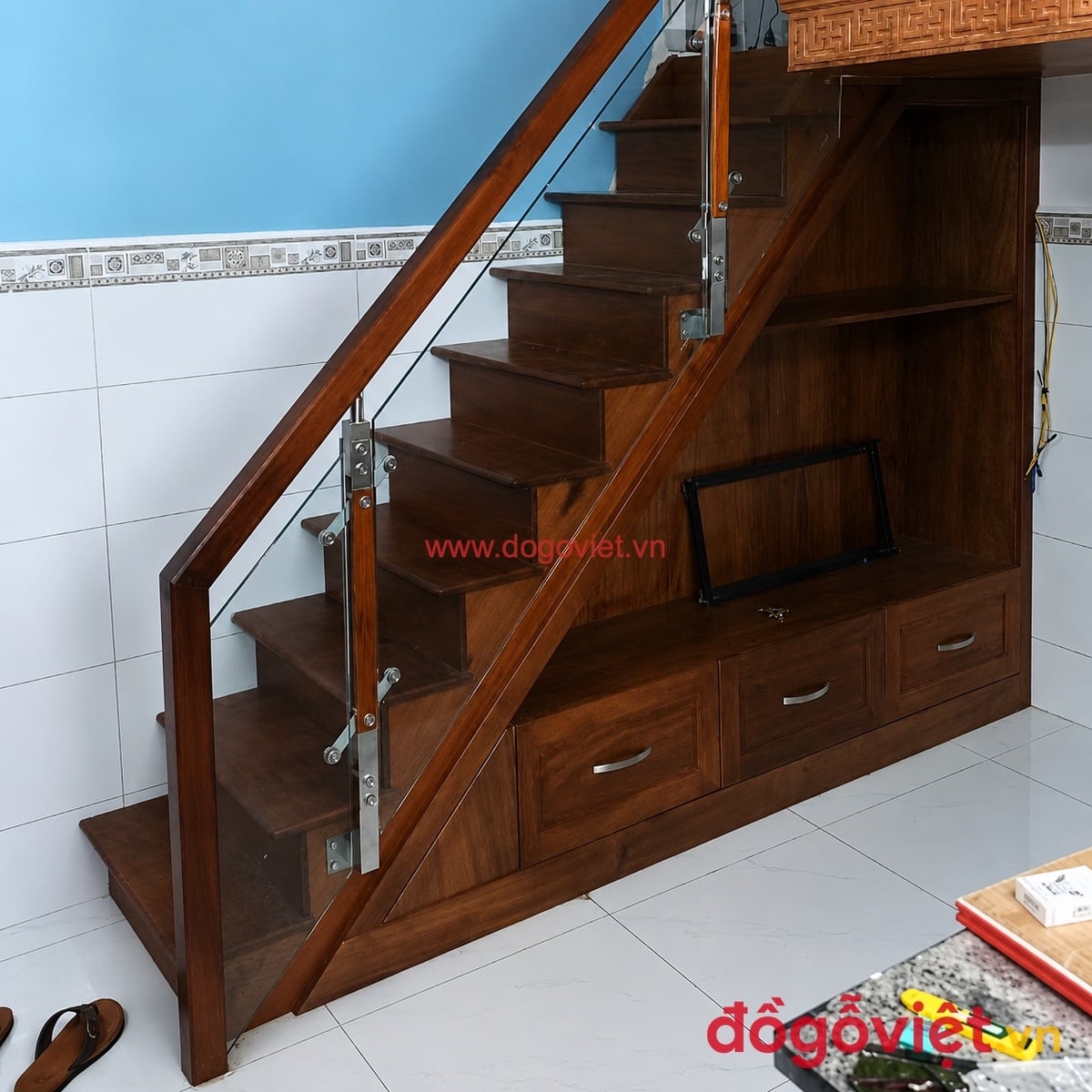 Thi c&ocirc;ng lắp đặt tủ gầm cầu thang gỗ tự nhi&ecirc;n tại nh&agrave; kh&aacute;ch