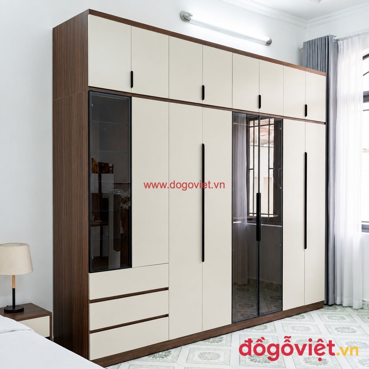 Tủ quần &aacute;o c&aacute;nh k&iacute;nh kết hợp gỗ tự nhi&ecirc;n v&agrave; gỗ c&ocirc;ng nghiệp m&agrave;u kem