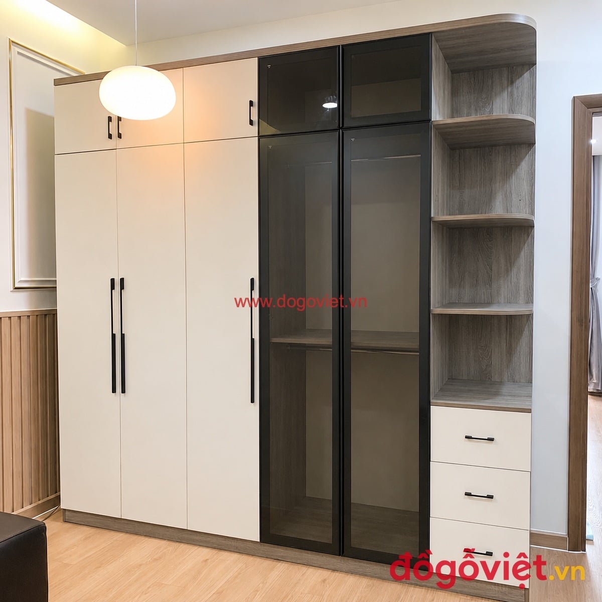 Tủ quần &aacute;o c&aacute;nh k&iacute;nh gi&uacute;p dễ d&agrave;ng quan s&aacute;t v&agrave; trưng b&agrave;y đồ b&ecirc;n trong