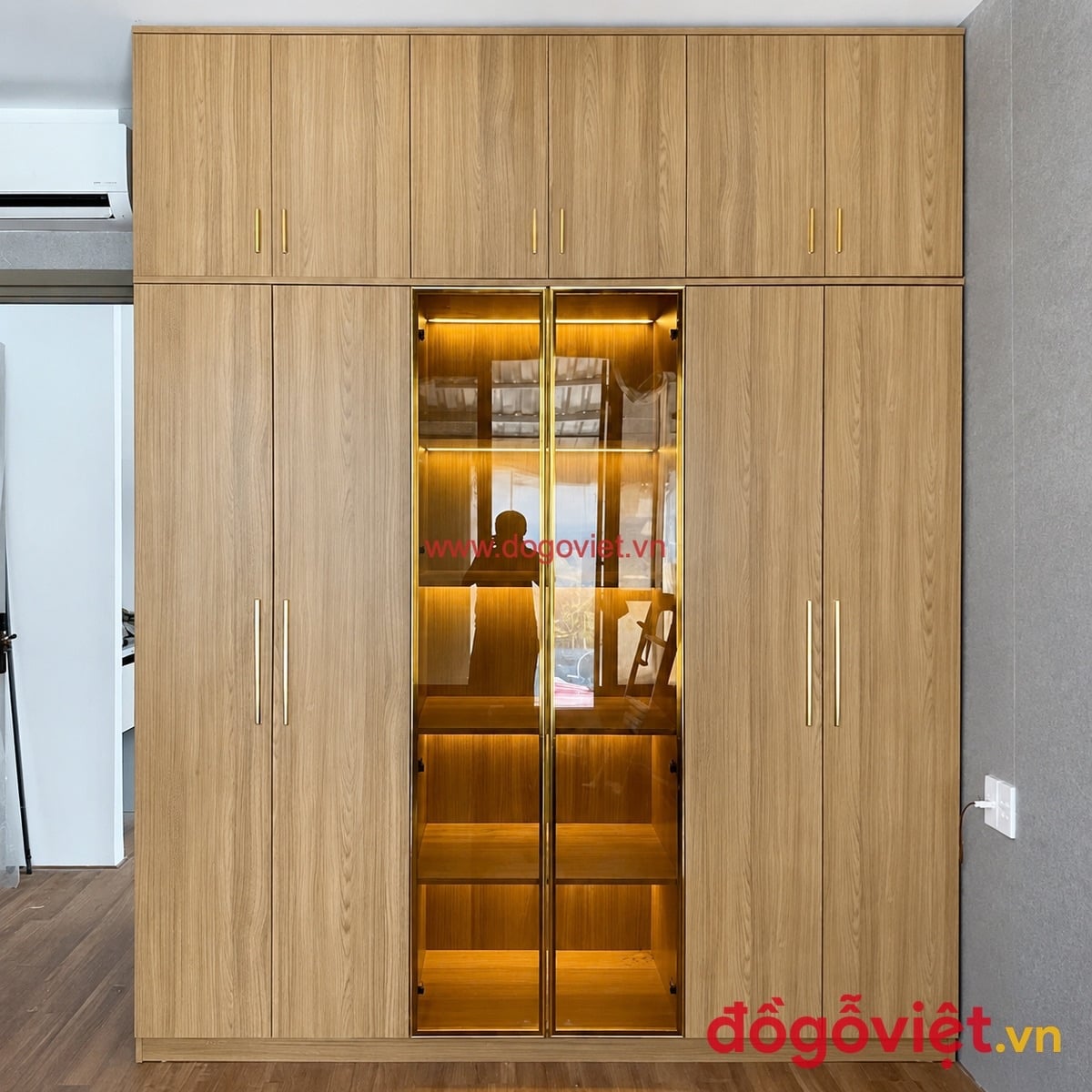 Tủ quần &aacute;o c&aacute;nh k&iacute;nh &acirc;m tường kịch trần v&acirc;n gỗ s&aacute;ng m&agrave;u