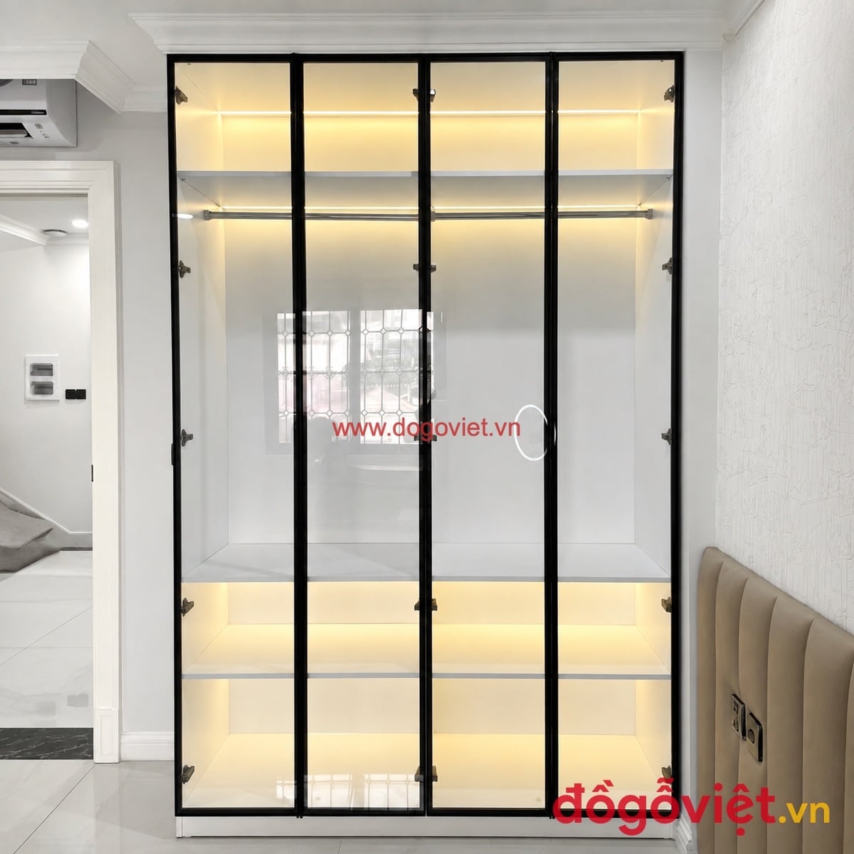 Tủ quần &aacute;o c&aacute;nh k&iacute;nh cửa mở 4 c&aacute;nh khung nh&ocirc;m đen, k&iacute;nh trong suốt