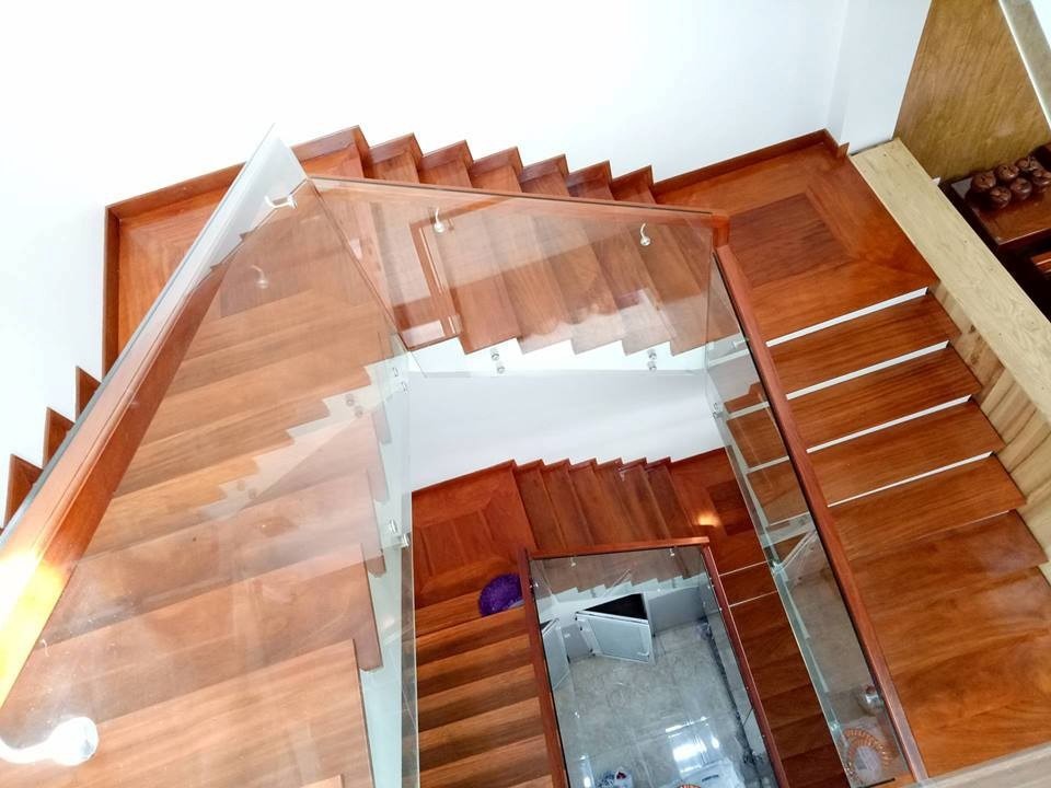 Top 20+ mẫu kệ cầu thang phòng khách đẹp, ấn tượng, hợp phong thủy Top 20+ mẫu kệ cầu thang phòng khách đẹp, ấn tượng, hợp phong thủy