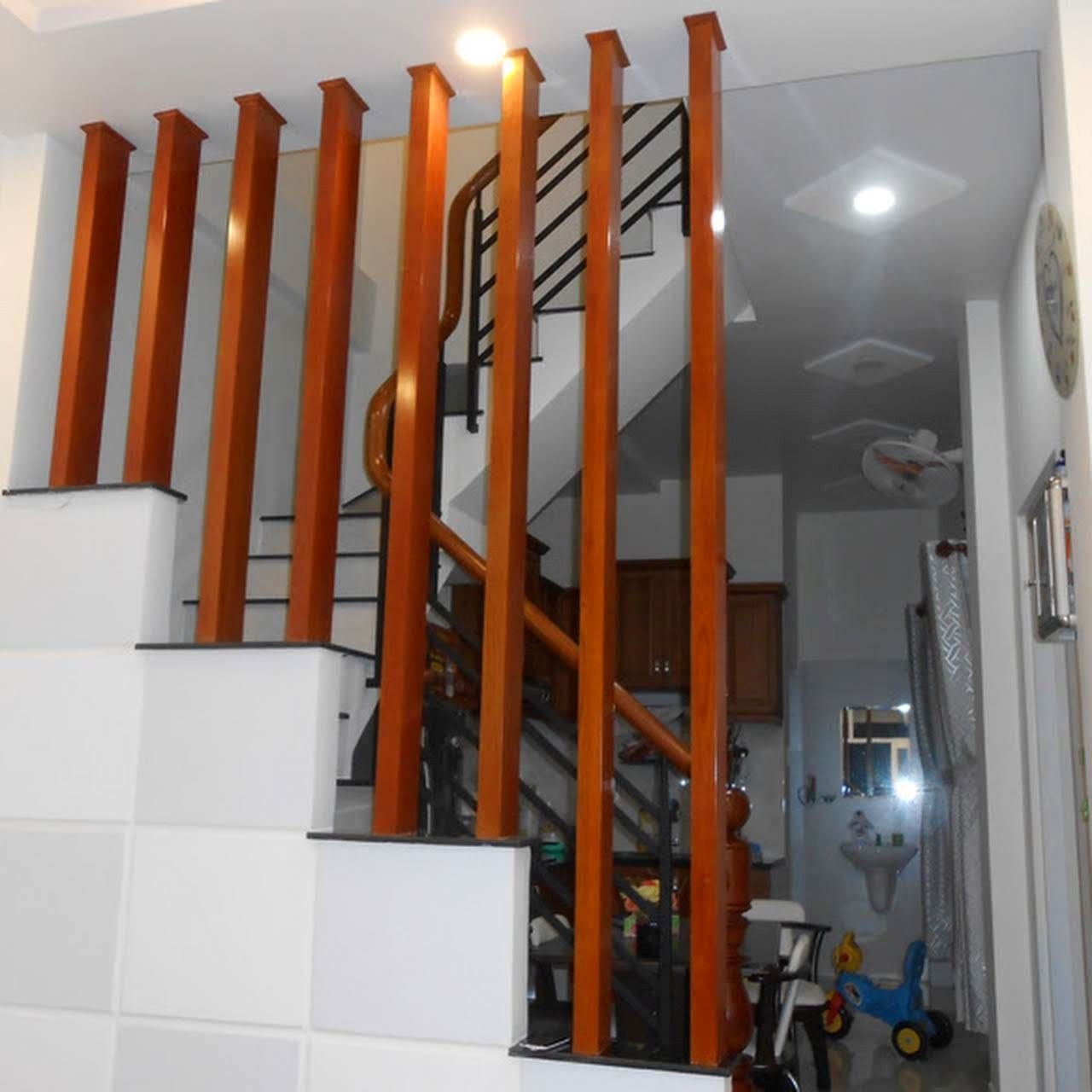 Top 20+ mẫu kệ cầu thang phòng khách đẹp, ấn tượng, hợp phong thủy Top 20+ mẫu kệ cầu thang phòng khách đẹp, ấn tượng, hợp phong thủy