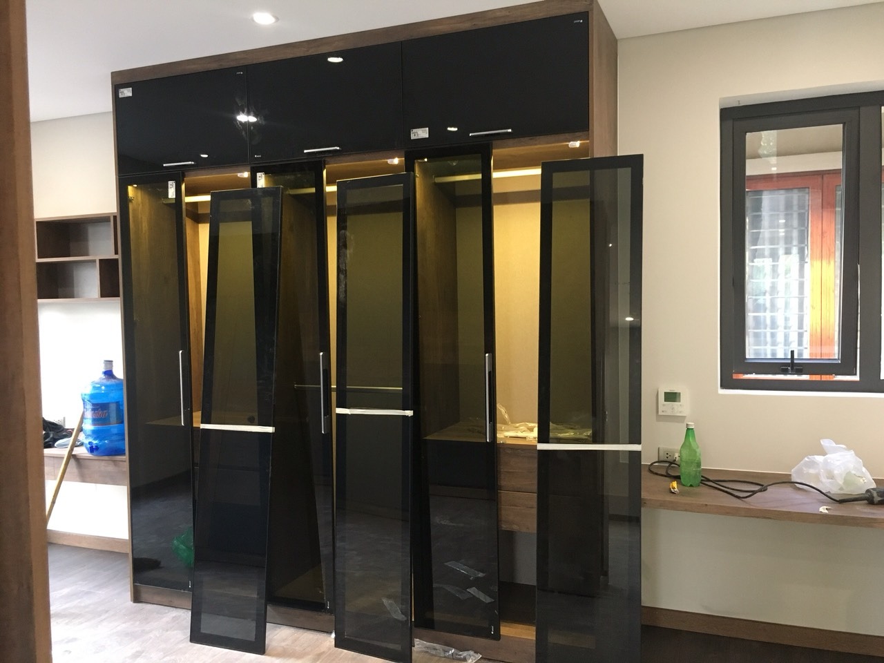 Tủ quần áo kính đen có gì hot? Mẫu đẹp, bền và cách chọn theo phong thủy 