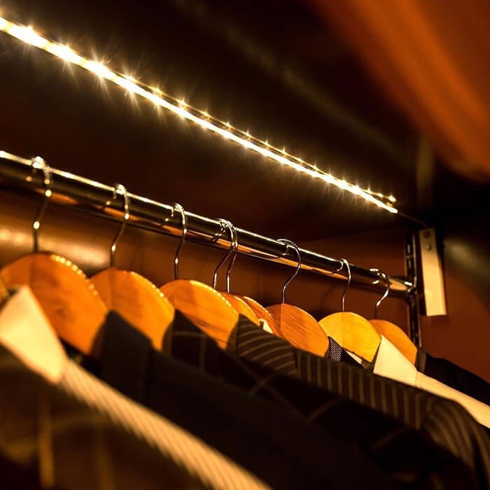 Tủ quần áo kính đen có gì hot? Mẫu đẹp, bền và cách chọn theo phong thủy 