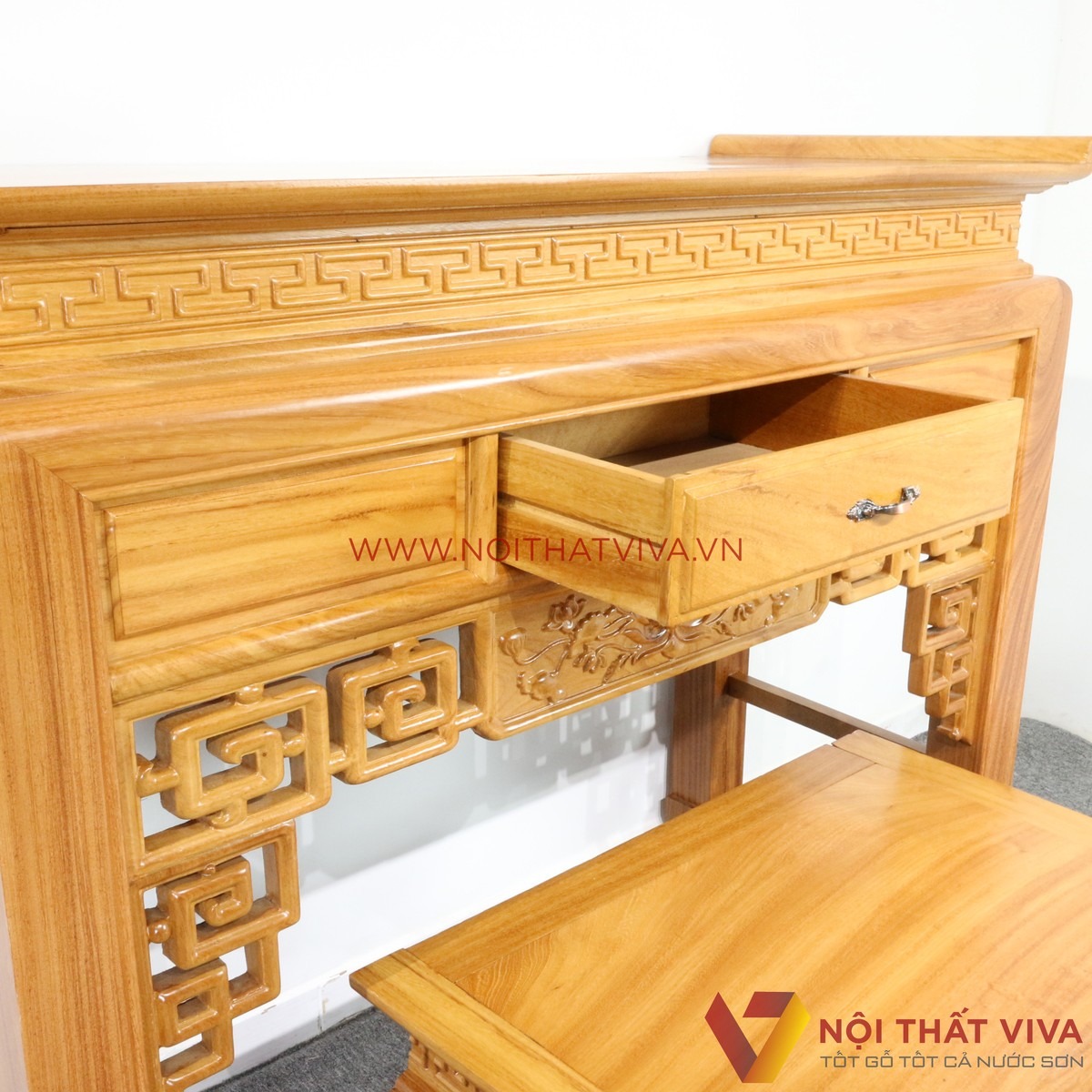 Tủ thờ gỗ gõ đỏ giá bao nhiêu? Giải mã các yếu tố quyết định giá bán 