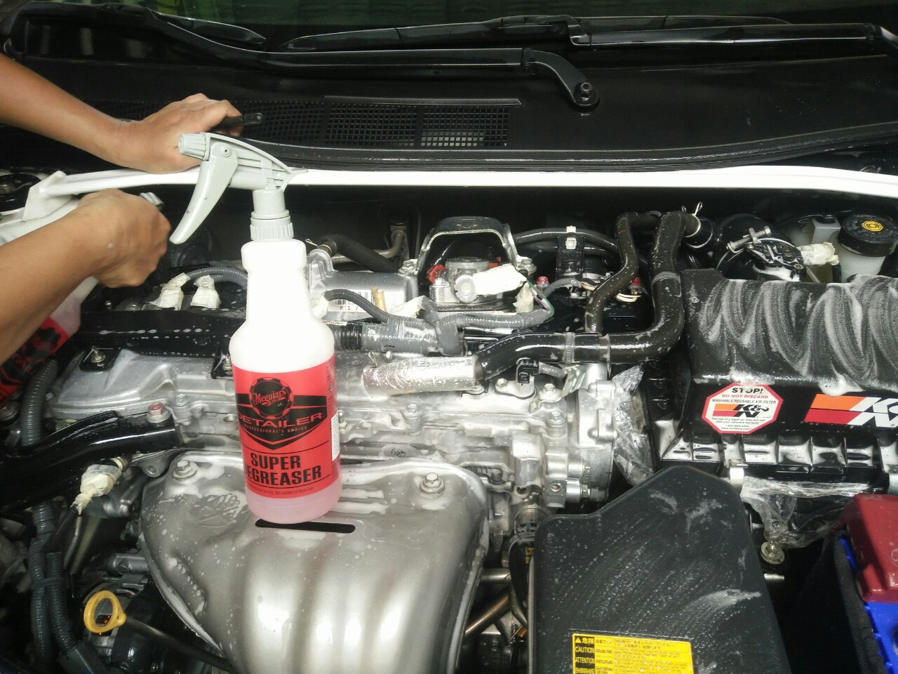 Vì sao nên vệ sinh khoang máy xe ô tô?