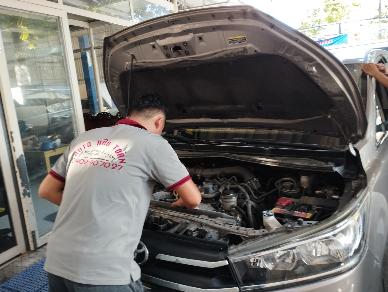 Quy trình vệ sinh khoang máy xe ô tô tại Garage Auto Hữu Toàn