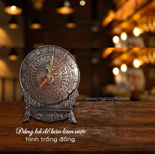 Đồng hồ để bàn hoạ tiết trống đồng Đông Sơn Đồng hồ để bàn hoạ tiết trống đồng Đông Sơn