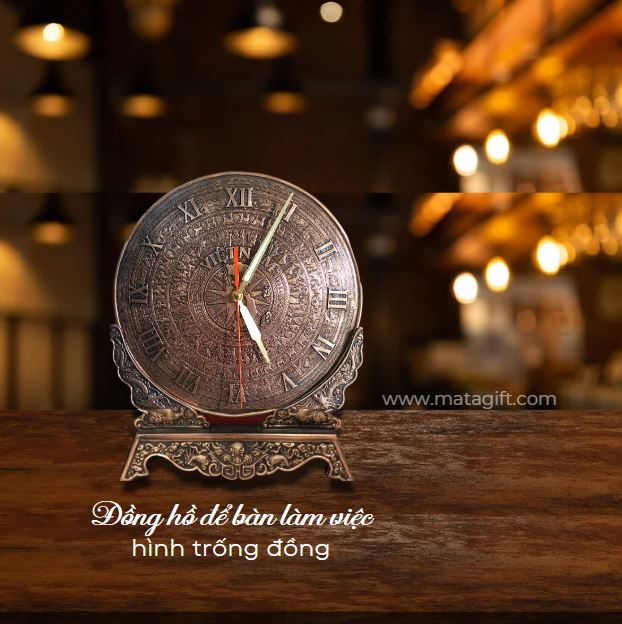 Đồng hồ để bàn hoạ tiết trống đồng Đông Sơn Đồng hồ để bàn hoạ tiết trống đồng Đông Sơn