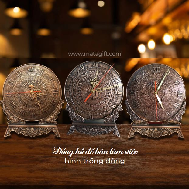 Đồng hồ để bàn hoạ tiết trống đồng Đông Sơn Đồng hồ để bàn hoạ tiết trống đồng Đông Sơn