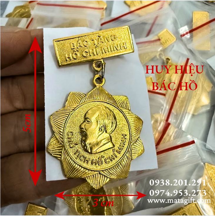 Huy hiệu Bác Hồ mạ vàng cài áo sang trọng giá rẻ Huy hiệu Bác Hồ mạ vàng cài áo sang trọng giá rẻ