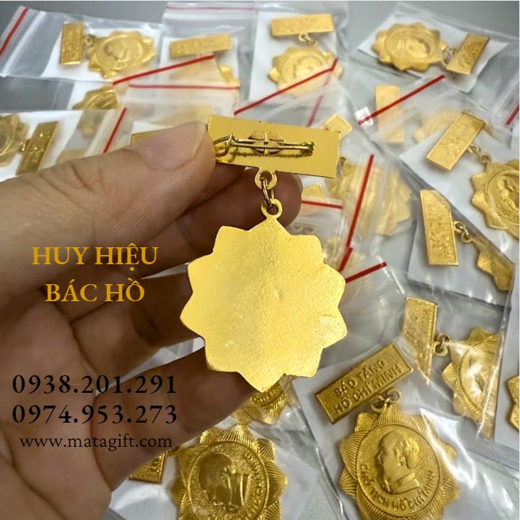 Huy hiệu Bác Hồ mạ vàng cài áo sang trọng giá rẻ Huy hiệu Bác Hồ mạ vàng cài áo sang trọng giá rẻ
