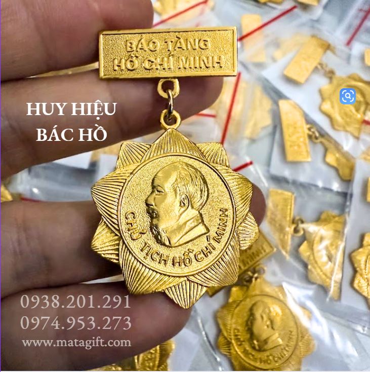 Huy hiệu Bác Hồ mạ vàng cài áo sang trọng giá rẻ Huy hiệu Bác Hồ mạ vàng cài áo sang trọng giá rẻ