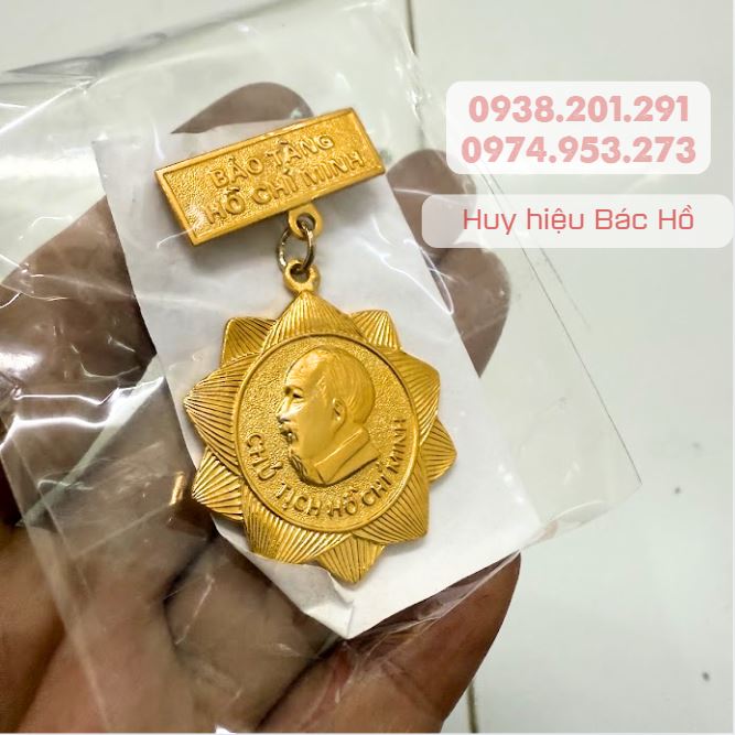 Huy hiệu bác Hồ chủ tịch Hồ Chí Minh Huy hiệu bác Hồ chủ tịch Hồ Chí Minh