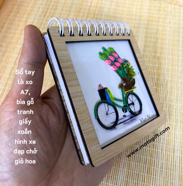 Sổ tay lò xo A7 bìa gỗ tranh giấy xoắn hình xe đạp chở giỏ hoa Sổ tay lò xo A7 bìa gỗ tranh giấy xoắn hình xe đạp chở giỏ hoa