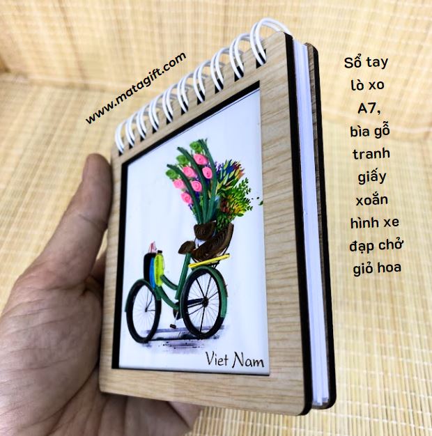 Sổ tay lò xo A7 bìa gỗ tranh giấy xoắn hình xe đạp chở giỏ hoa Sổ tay lò xo A7 bìa gỗ tranh giấy xoắn hình xe đạp chở giỏ hoa