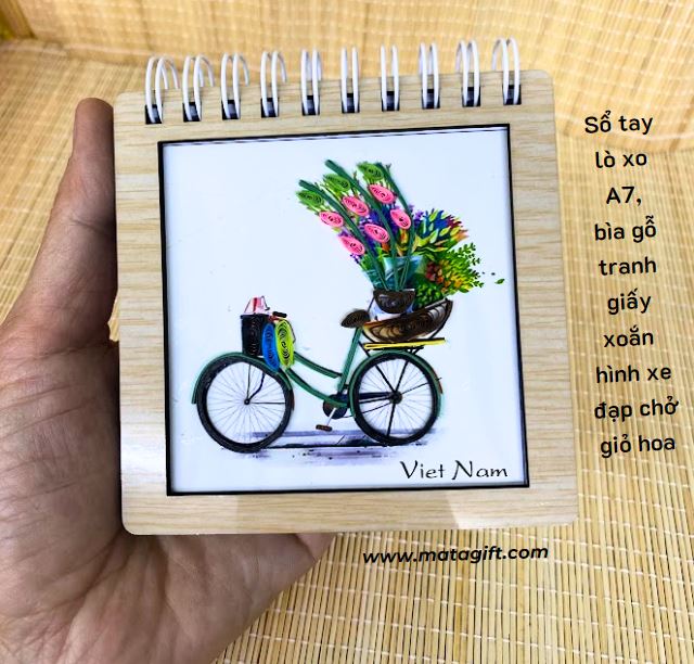 Sổ tay lò xo A7 bìa gỗ tranh giấy xoắn hình xe đạp chở giỏ hoa Sổ tay lò xo A7 bìa gỗ tranh giấy xoắn hình xe đạp chở giỏ hoa