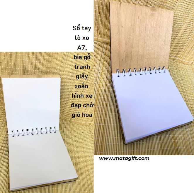 Sổ tay lò xo A7 bìa gỗ tranh giấy xoắn hình xe đạp chở giỏ hoa Sổ tay lò xo A7 bìa gỗ tranh giấy xoắn hình xe đạp chở giỏ hoa