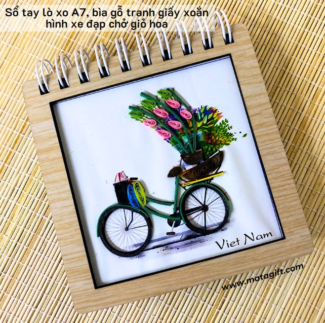 Sổ tay lò xo A7 bìa gỗ tranh giấy xoắn hình xe đạp chở giỏ hoa Sổ tay lò xo A7 bìa gỗ tranh giấy xoắn hình xe đạp chở giỏ hoa