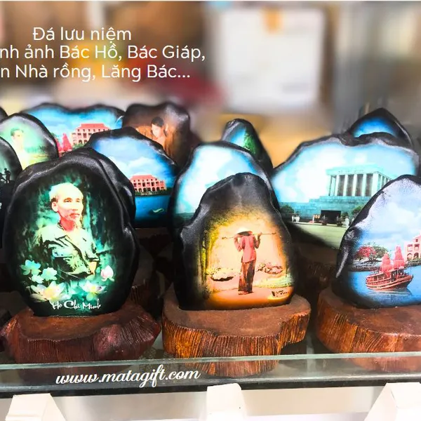 Viên đá in hình bản đồ Việt Nam