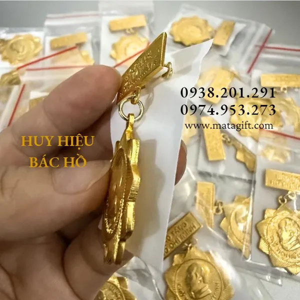 Huy hiệu Bác Hồ mạ vàng 24K cài áo sang trọng, trang nghiêm