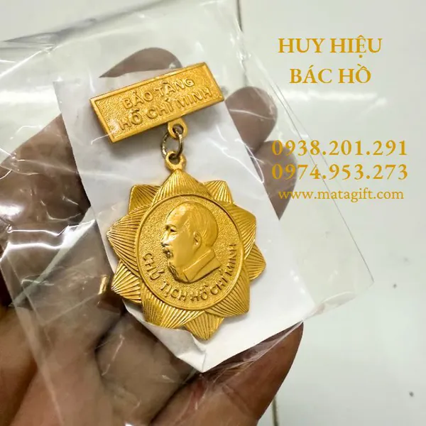 Huy hiệu Bác Hồ mạ vàng 24K cài áo sang trọng, trang nghiêm