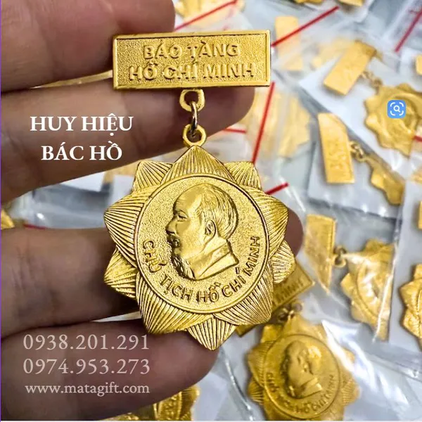 Huy hiệu Bác Hồ mạ vàng 24K cài áo sang trọng, trang nghiêm
