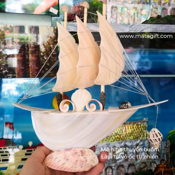 Mô hình thuyền buồm làm từ vỏ ốc tự nhiên