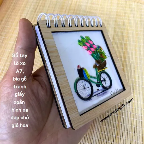 Sổ tay lò xo A7 bìa gỗ tranh giấy xoắn hình xe đạp chở giỏ hoa