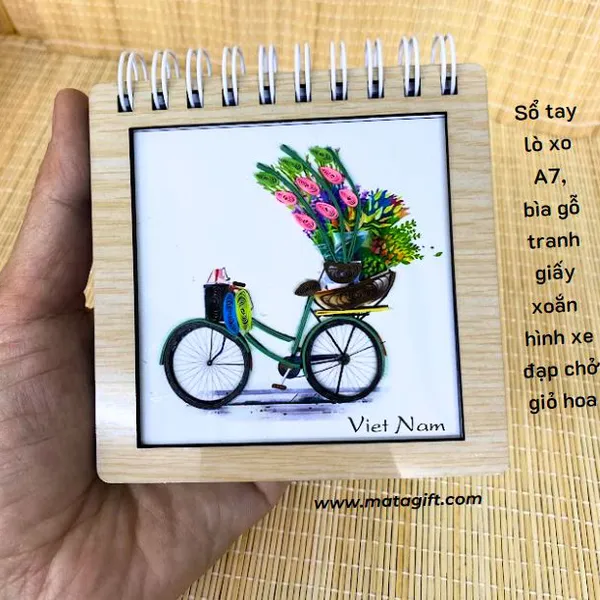 Sổ tay lò xo A7 bìa gỗ tranh giấy xoắn hình xe đạp chở giỏ hoa