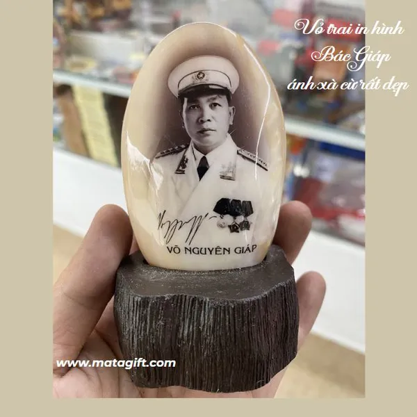 Vỏ trai in hình đại tướng Võ Nguyên Giáp