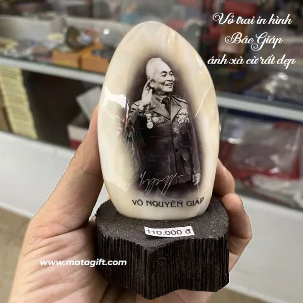 Vỏ trai in hình đại tướng Võ Nguyên Giáp