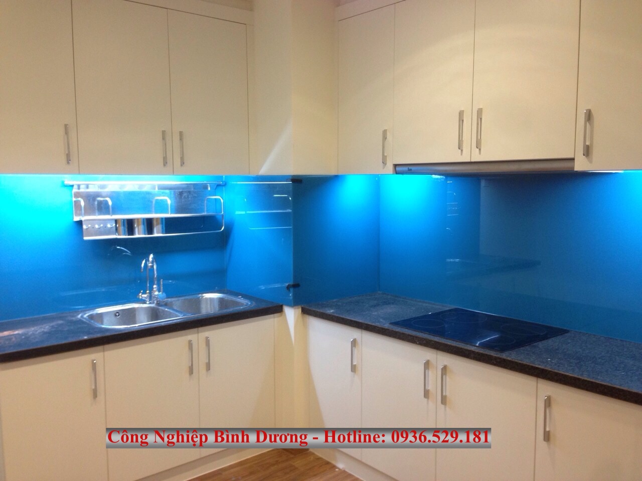 báo giá tủ bếp nhôm kính