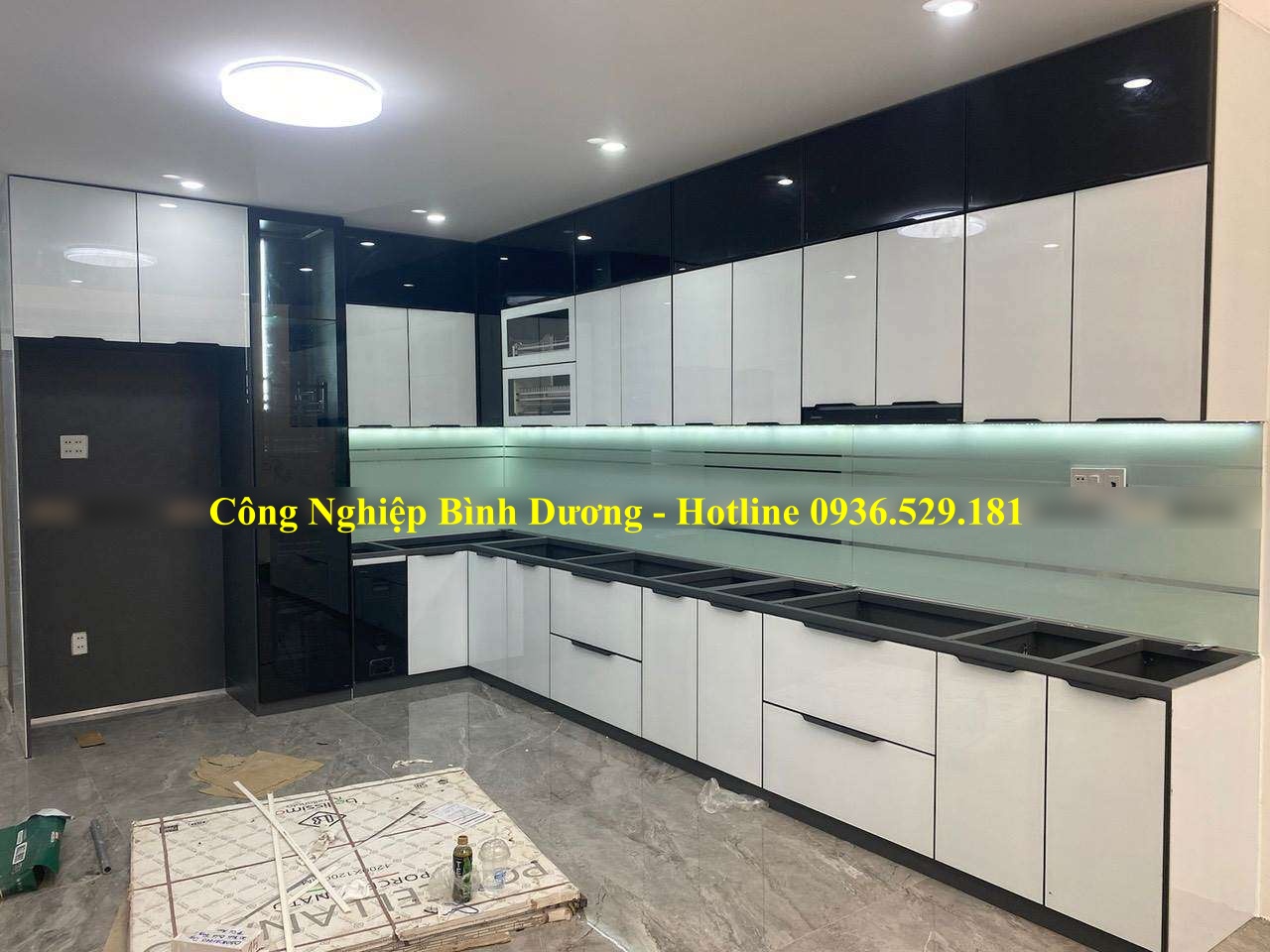 giá tủ bếp nhôm kính