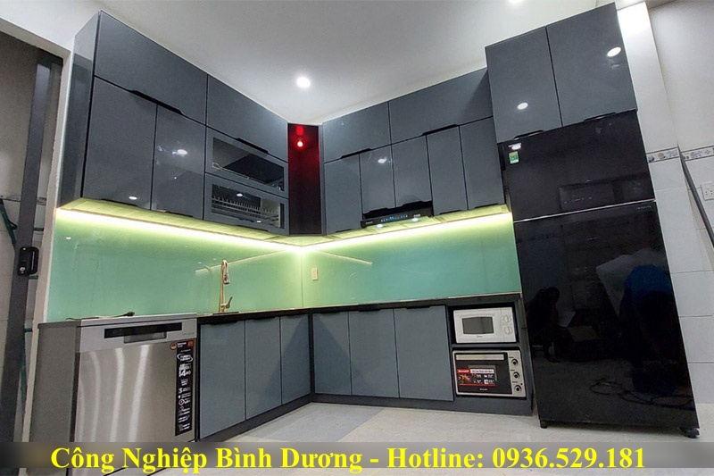 giá tủ bếp nhôm kính