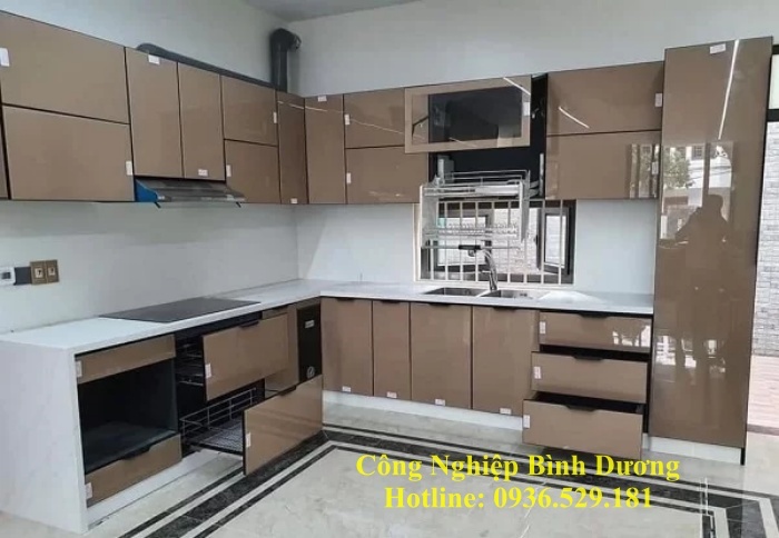 mẫu tủ bếp nhôm kính màu trà