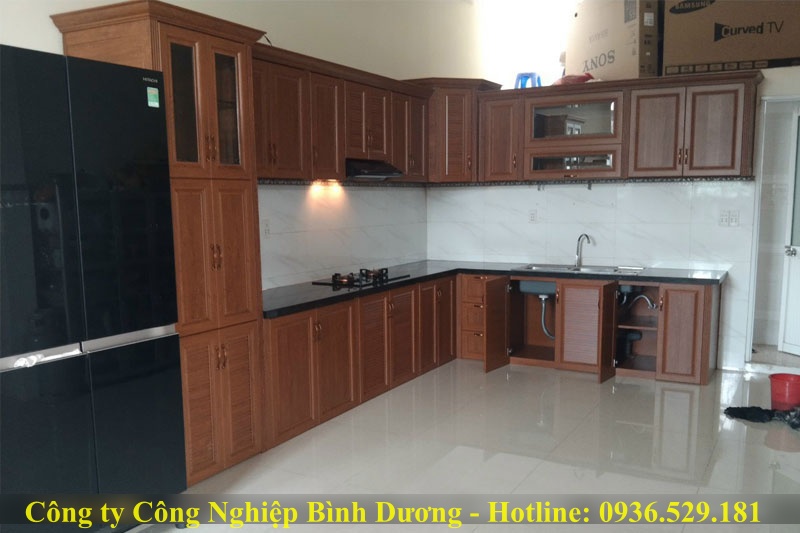 Mẫu tủ bếp nhôm vân gỗ Omega