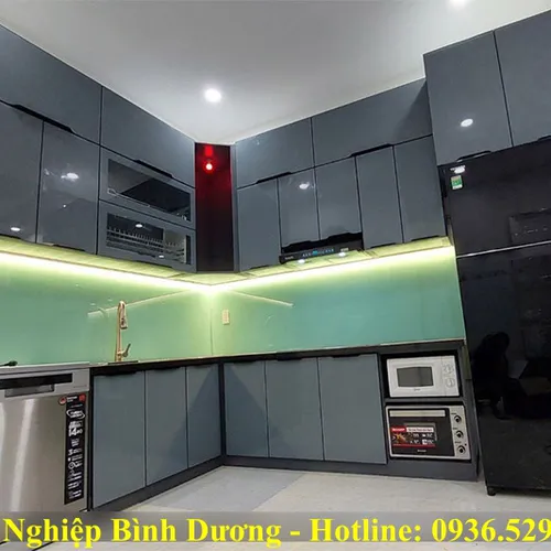 TỦ BẾP NHÔM - Hệ cánh tủ tràn viền, tay nắm CNC 