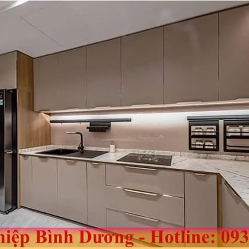 So Sánh Tủ Bếp Nhôm Kính và Gỗ Công Nghiệp [2025] | Nên Chọn Loại Nào?