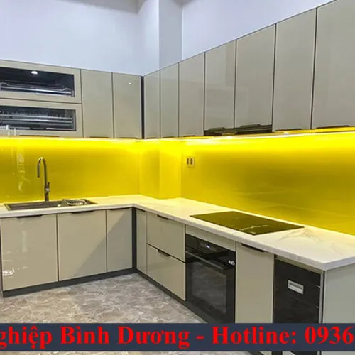So Sánh Tủ Bếp Nhôm Kính và Gỗ Công Nghiệp [2025] | Nên Chọn Loại Nào?