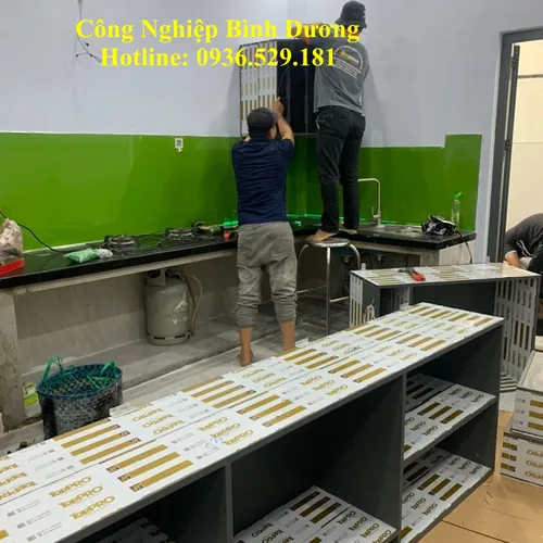 TỦ BẾP NHÔM - Hệ cánh tủ tràn viền, tay nắm CNC 