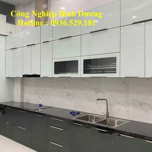 TỦ BẾP NHÔM - Hệ cánh tủ tràn viền, tay nắm CNC 