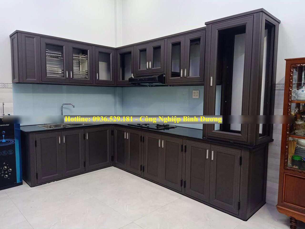 tủ bếp nhôm kính