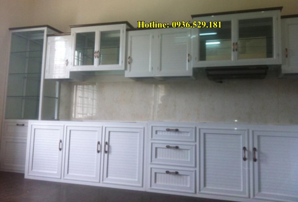 tu bep nhom kinh treo tuong